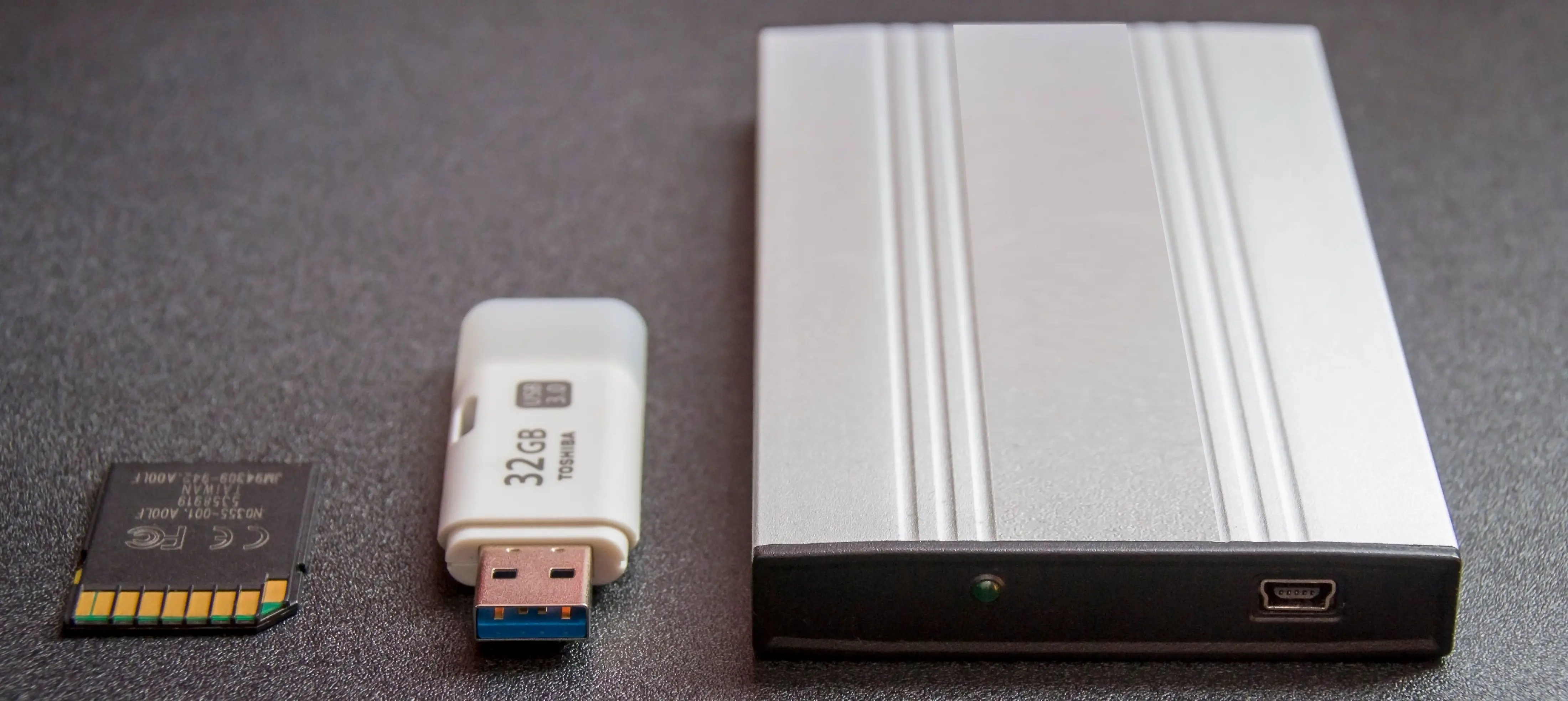 A USB flash drive controller failure is a hardware fault, not a file system error..
