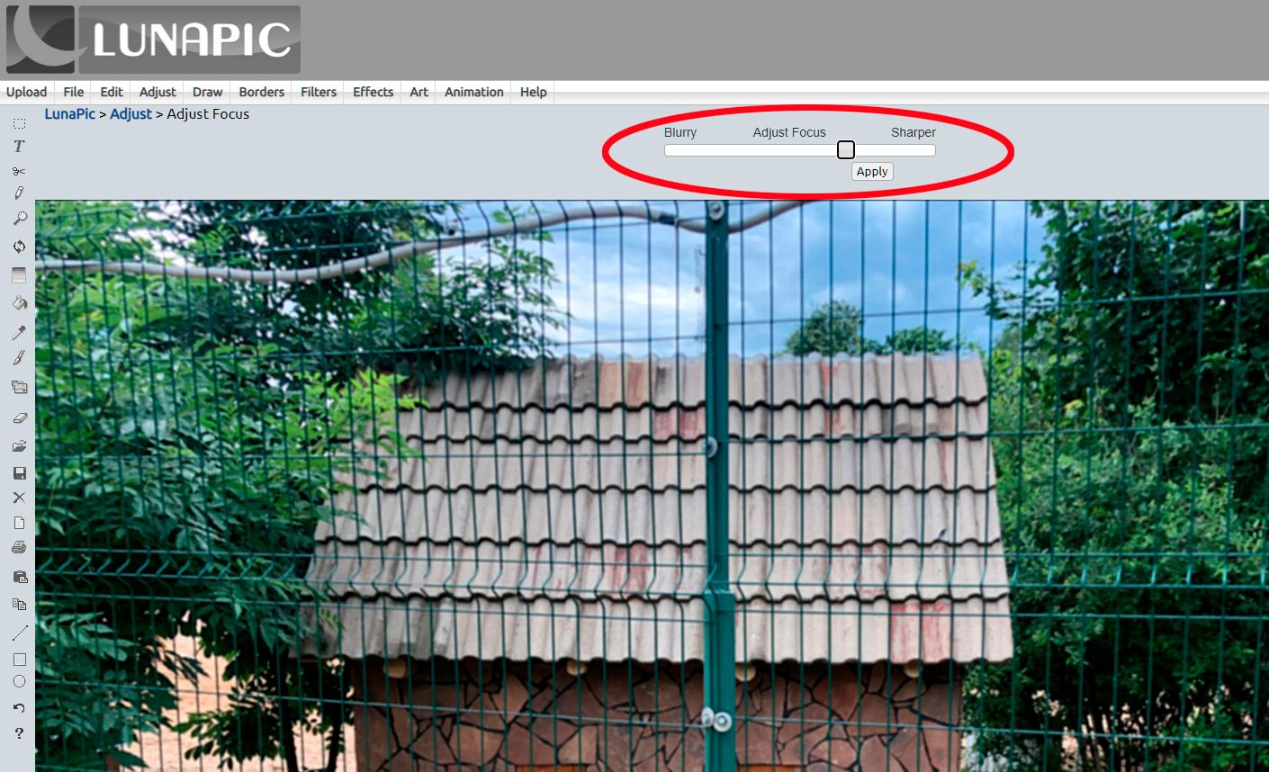 Move the focus slider in LunaPic editor..